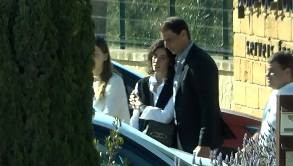 Rafa Nadal abraza a Mery Perelló en el funeral de su padre