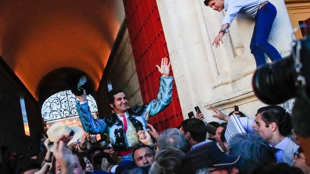 El diestro Morante de la Puebla sale por la Puerta del Príncipe tras cortar dos orejas y rabo a su segundo toro, de la ganadería de Domingo Hernández, en la décima corrida de abono de la Feria de Abril este miércoles en la plaza de la Real Maestranza de Sevilla. 