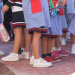Un grupo de niños espera para entrar en clase