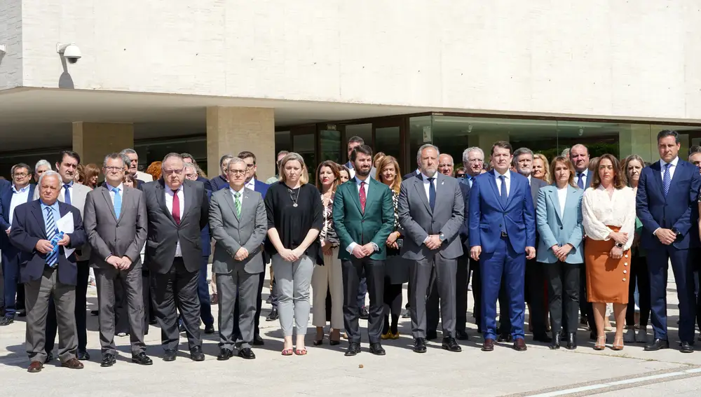 Minuto de silencio en las Cortes regionales