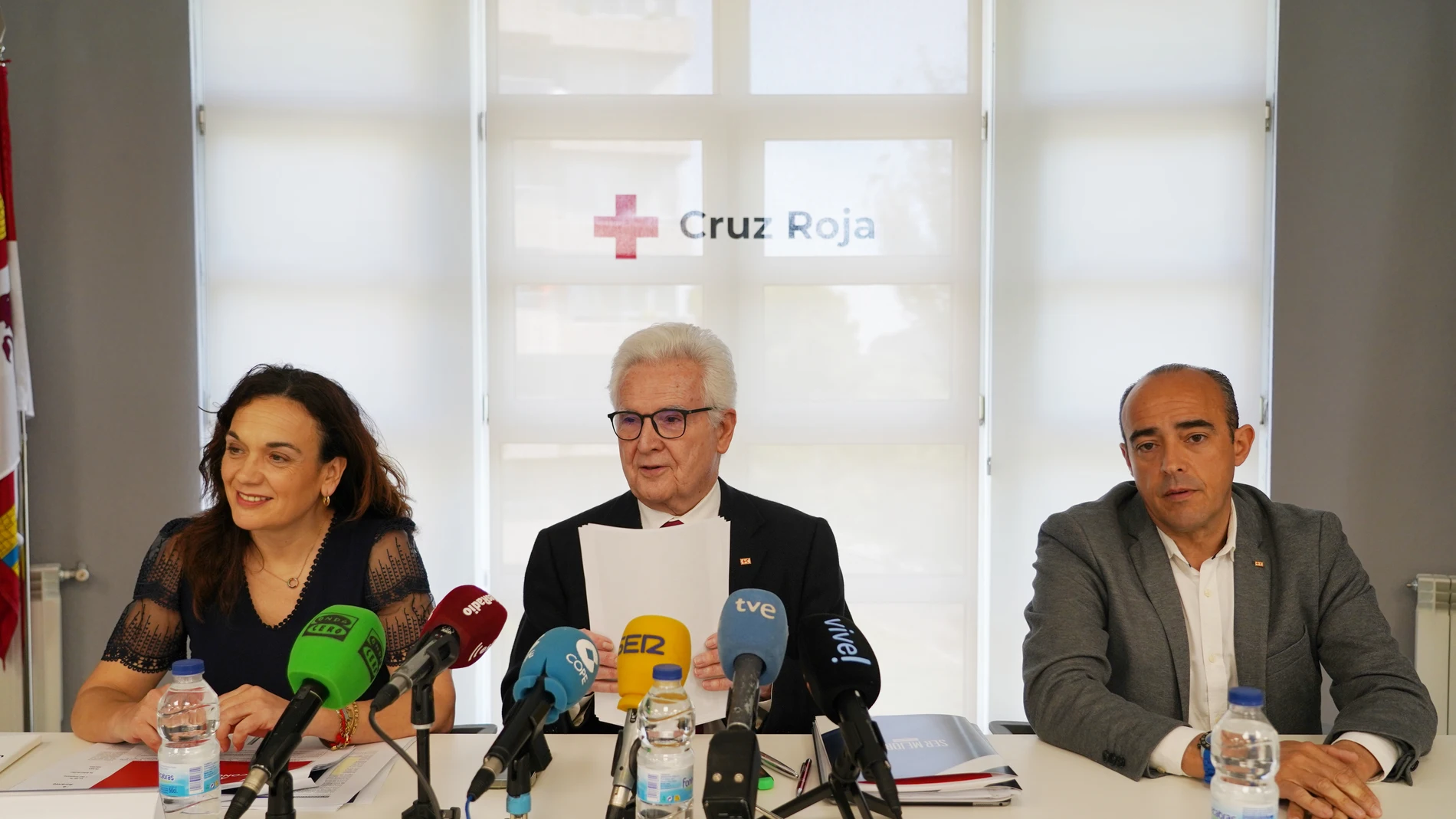 El presidente de Cruz Roja en Castilla y León, José Varela, junto al secretario autonómico, Carlos Santos, y la coordinadora autonómica, Eva Fernández, presentan el avance de memoria de actividad de la entidad en 2022