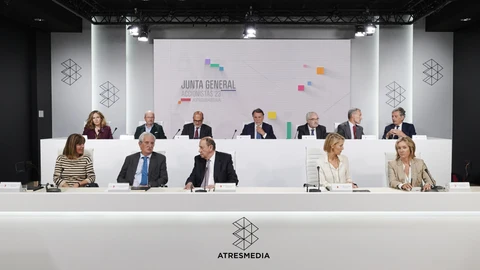 José Creuheras, presidente de Atresmedia, arriba en el centro, durante la Junta