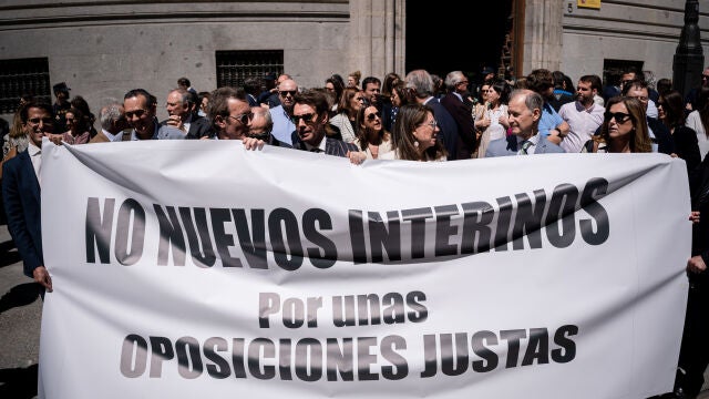 Los altos funcionarios se concentran ante Hacienda para pedir unas oposiciones "justas