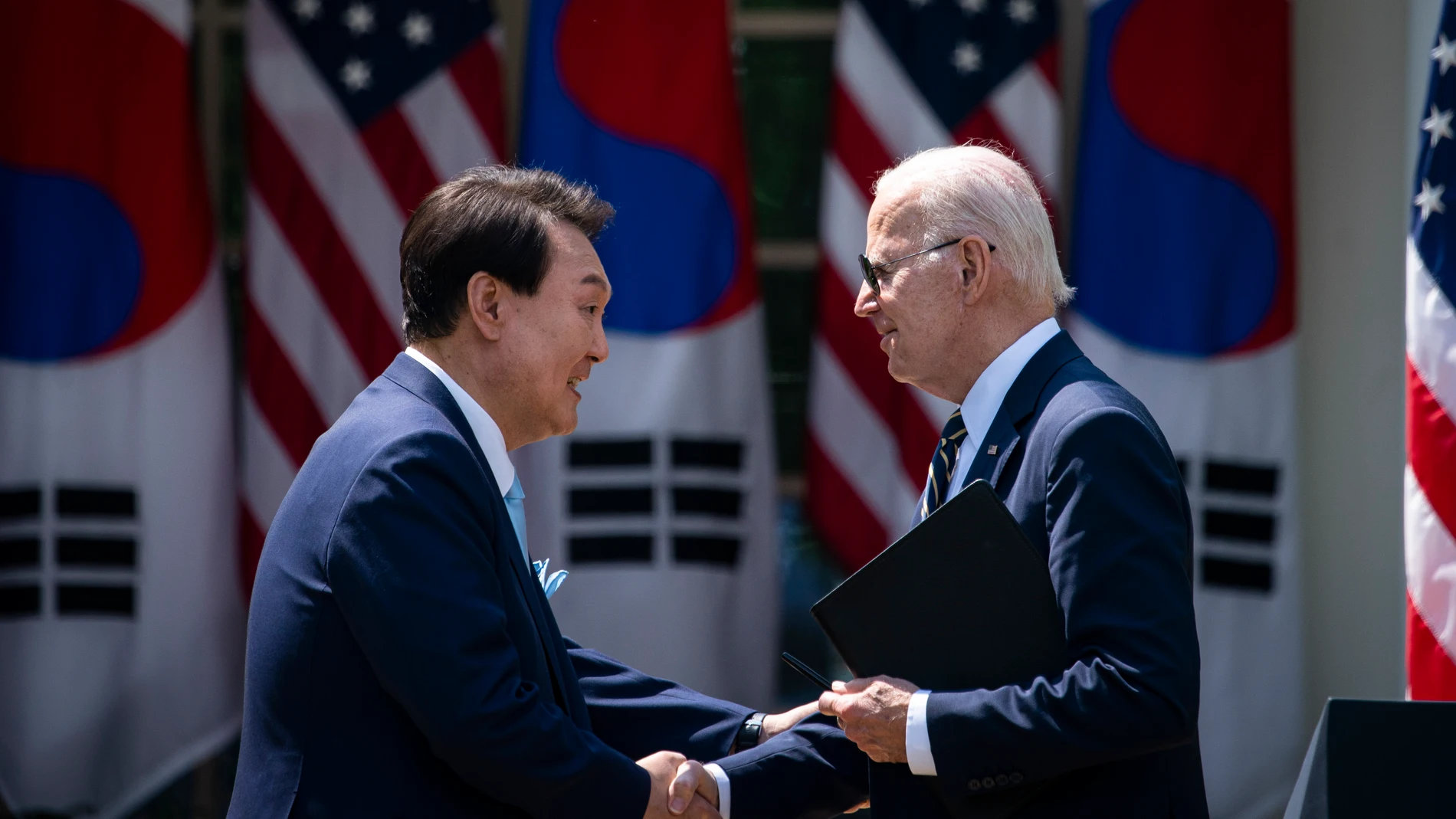 Washington (United States), 26/04/2023.- US President Joe Biden (R) and South Korean President Yoon Suk Yeol (L) shake hands at a joint press conference in the Rose Garden of the White House in Washington, DC, USA, 26 April 2023. Yoon is on the second day of a three-day visit to DC, which includes addressing a joint meeting of Congress and a tour of NASA's Goddard Space Flight Center. (Corea del Sur, Estados Unidos) EFE/EPA/AL DRAGO / POOL 