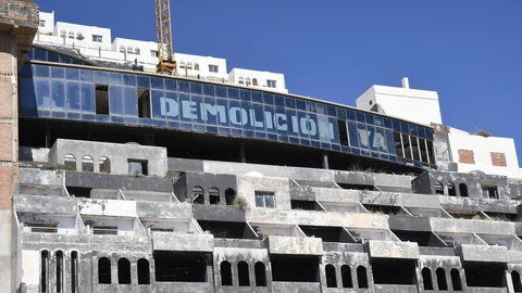 El Ayuntamiento de Carboneras (Almería) celebra un pleno extraordinario en el que se va a desclasificar el paraje de El Algarrobico para declararlo no urbanizable, lo que facilitará que se anule la licencia del hotel construido por Azata del Sol y su posterior derribo.