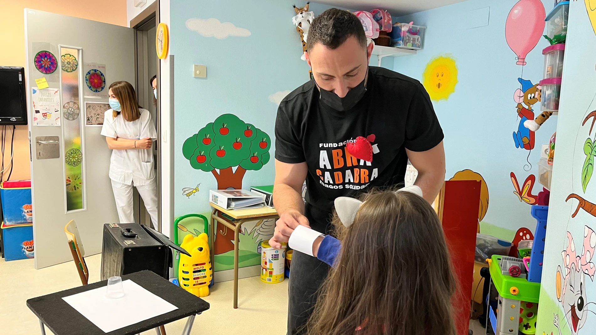 Actuación de magia de Héctor Sansegundo en el Hospital de Segovia