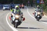 Los vehículos de la Agrupación de Tráfico de la Guardi Civil pueden utilizar banderines de colores para darnos indicaciones
