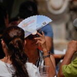 Una mujer se protege del sol en Córdoba