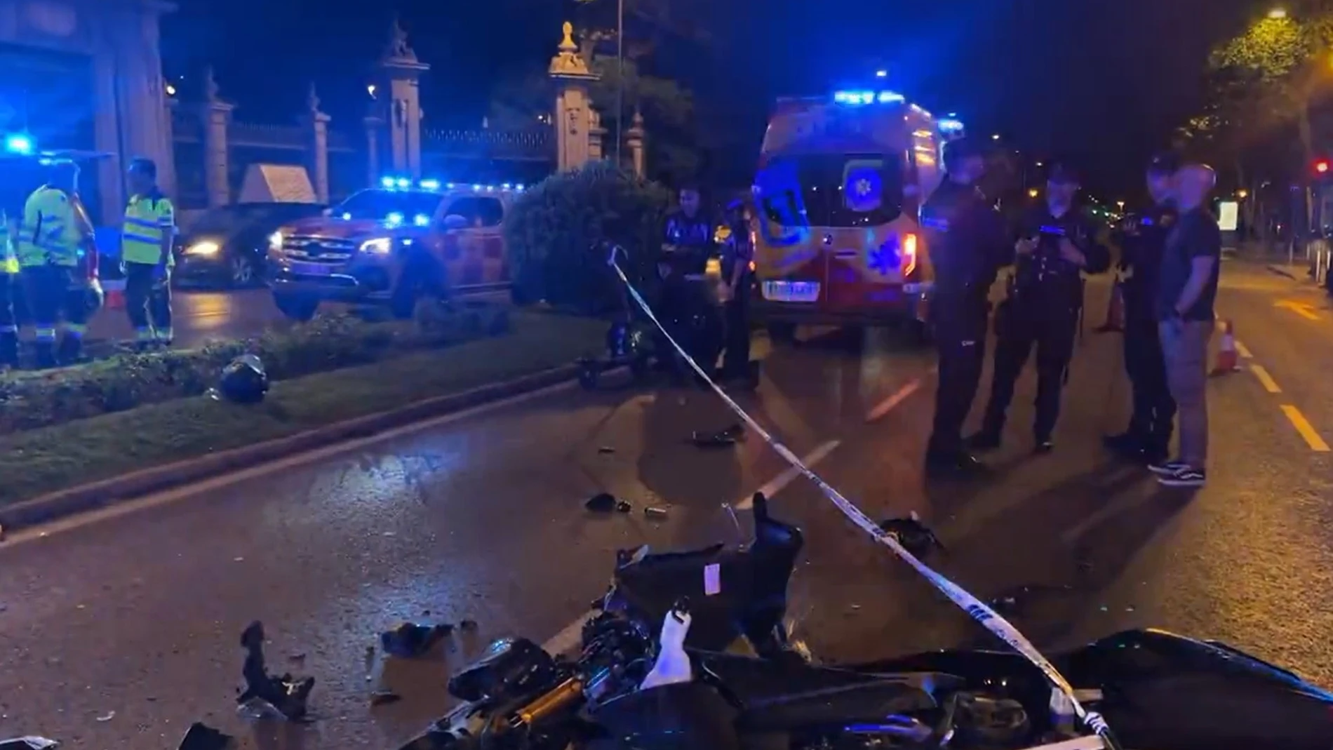Cuatro heridos tras un accidente entre dos motocicletas y un patinete en la avenida Alfonso XII, en Madrid EMERGENCIAS MADRID 27/04/2023
