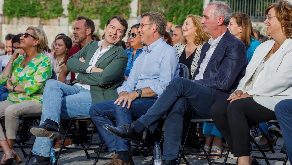 Mañueco bromea junto a Núñez Feijóo