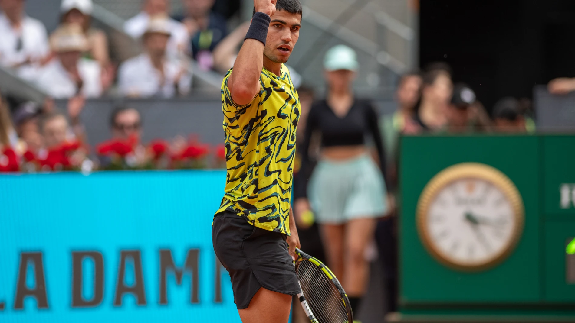 El tenista Carlos Alcaraz durante su partido contra Emil Ruusuvuori el Mutua Madrid Open en la Caja Mágica, a 28 de abril de 2023, en Madrid (España).FAMOSOS;TENIS;ALCARAZJosé Oliva / Europa Press28/04/2023