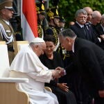 El Papa Francisco, ayer en Budapest, durante su cuarto encuentro con el primer ministro Viktor Orbán, acompañado de su esposa Anikó Levái