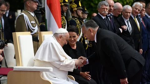 El Papa Francisco, ayer en Budapest, durante su cuarto encuentro con el primer ministro Viktor Orbán, acompañado de su esposa Anikó Levái
