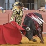 El diestro Roca Rey da un pase con la muleta a su primer toro, este viernes en la Real Maestranza de Sevilla. 