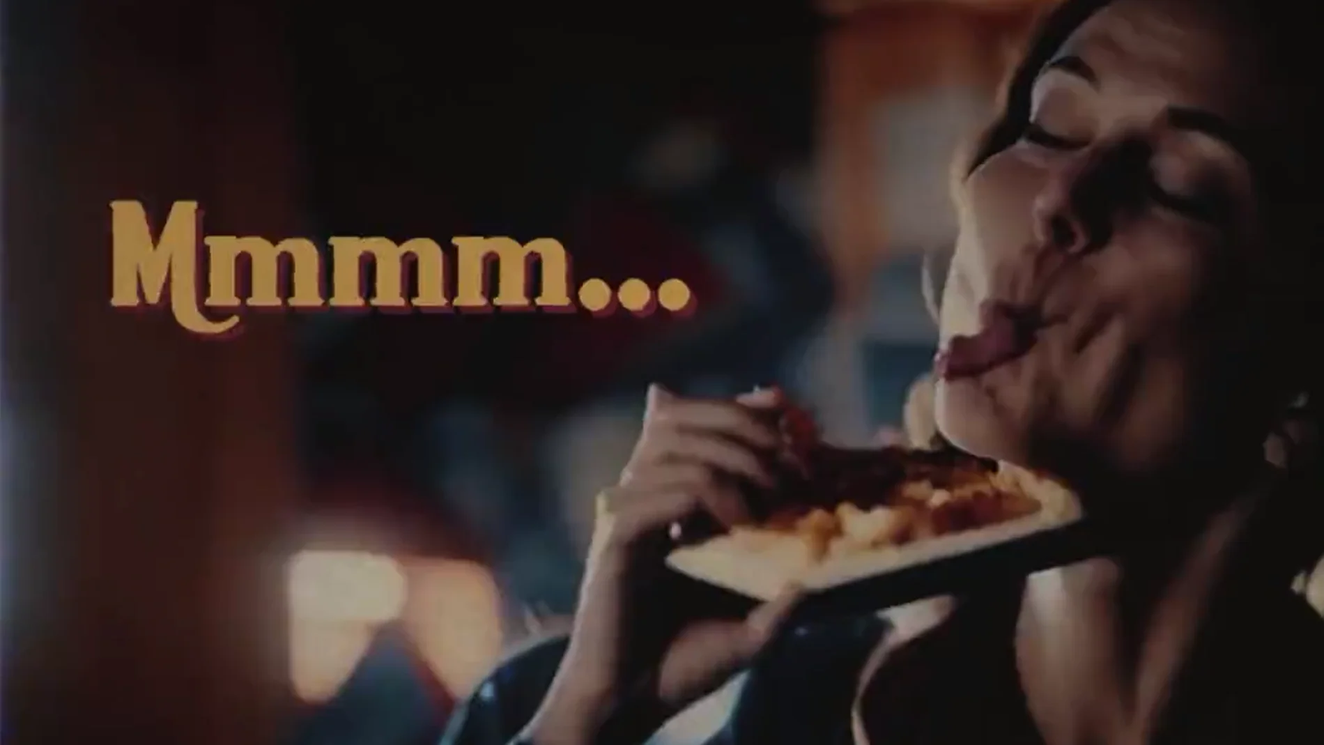 Pepperoni Hug Spot, el inquietante anuncio de pizzas realizado con IA que se ha hecho viral.