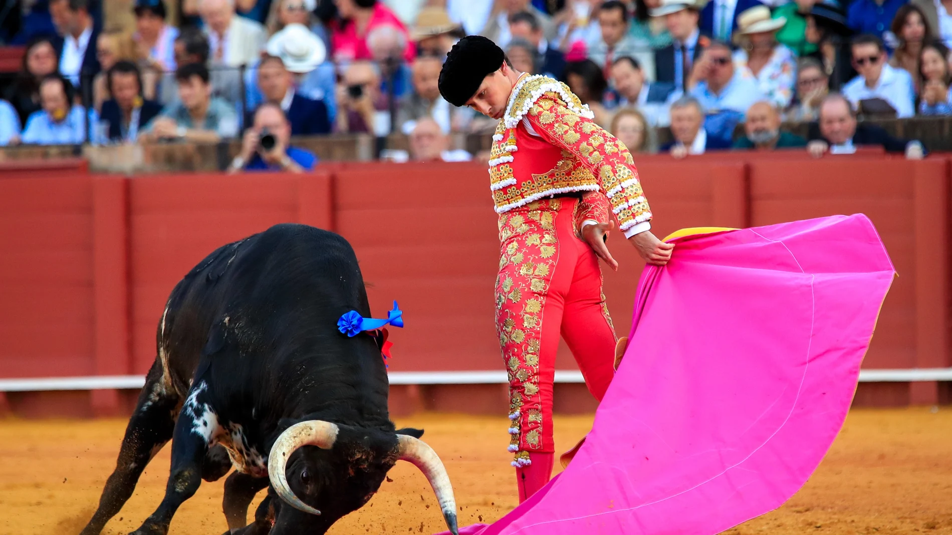 El torero Ginés Marín faena a su primer toro, de la ganadería de El Torero, en la decimotercera corrida de abono de la Feria de Abril esta tarde en la plaza de la Real Maestranza de Sevilla.