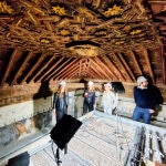 La delegada territorial Ester Muñoz visita la restauración del artesonado mudéjar de la antigua capilla bautismal de la iglesia de Villacé (León)