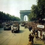 Multitudes de patriotas franceses se alinean en los Campos Elíseos para ver los tanques de la Francia Libre y los semiorugas de la 2.ª División Blindada del general Leclerc pasan por el Arco del Triunfo, después de la liberación de París el 26 de agosto de 1944.