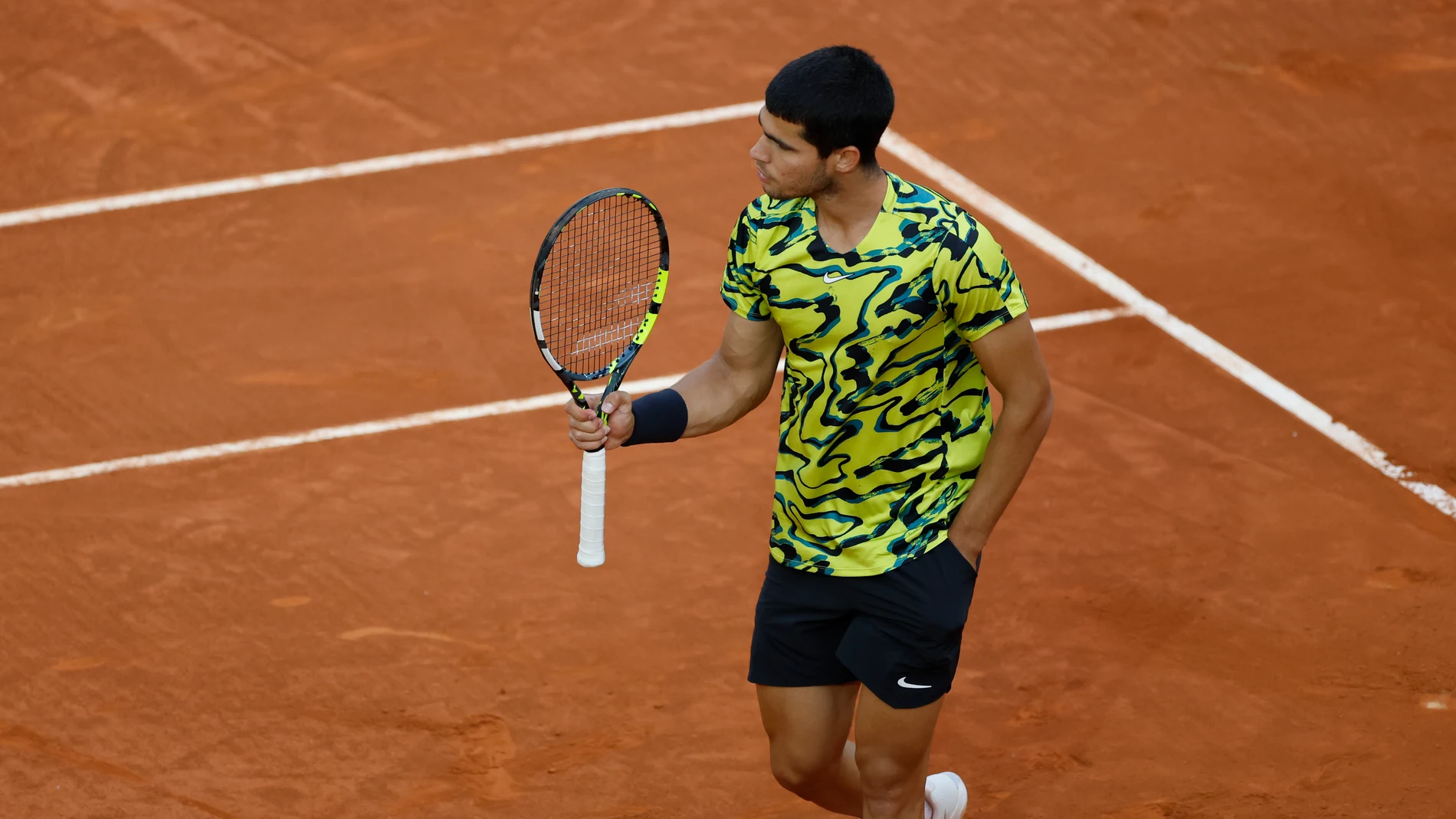 MADRID, 30/04/2023.- El español Carlos Alcaraz se enfrenta al tenista búlgaro Grigor Dimitrov durante el partido correspondiente a dieciseisavos de final del torneo Masters 1000 Mutua Madrid Open de Tenis, este domingo en la Caja Mágica, en Madrid. EFE/ Juanjo Martin