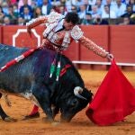 El diestro Daniel Luque durante la faena a su segundo toro, de la ganadería de La Quinta, al que cortó una oreja en la decimocuarta corrida de abono de la Feria de Abril esta tarde en la Real Maestranza de Sevilla.