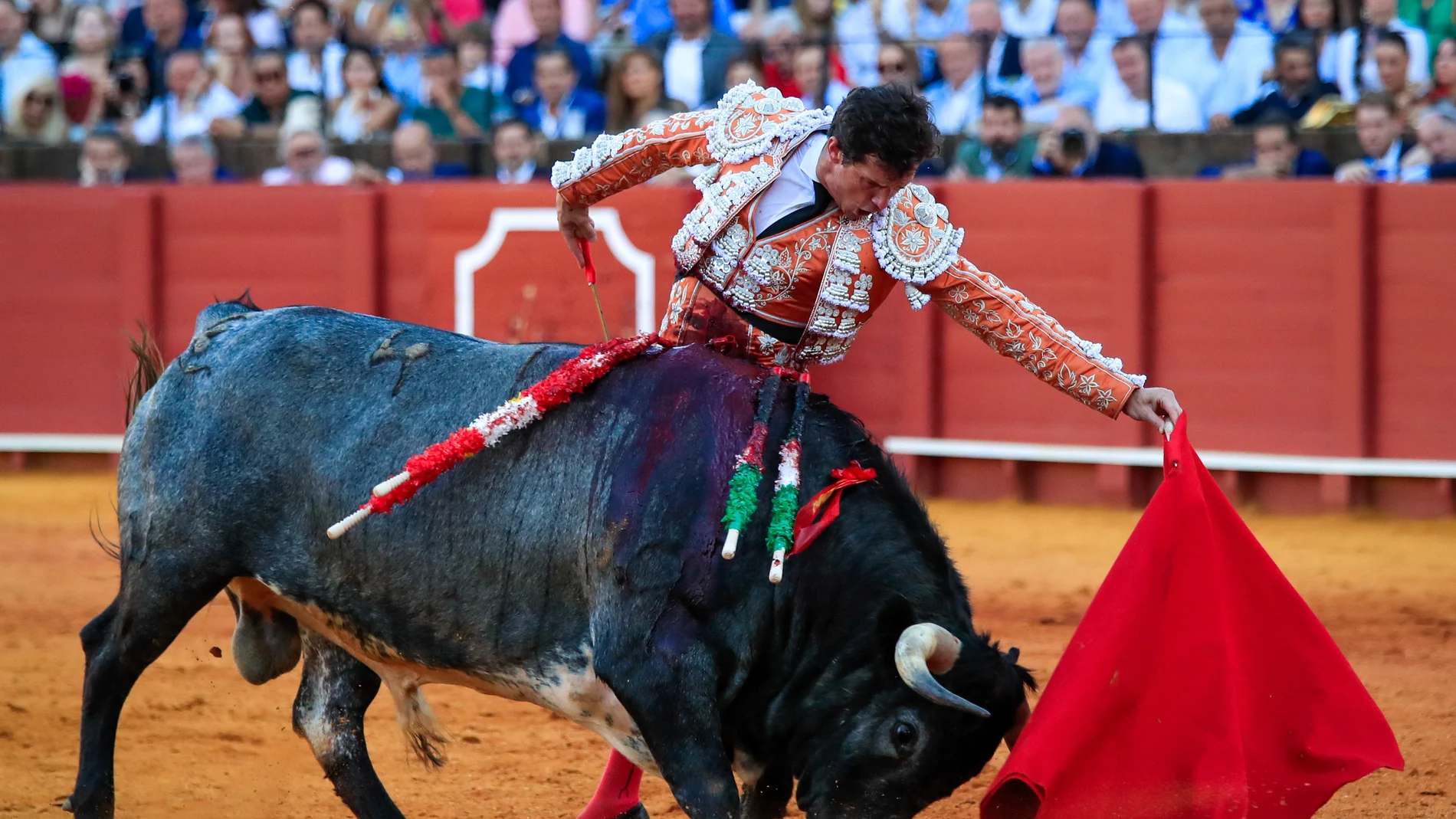 El diestro Daniel Luque durante la faena a su segundo toro, de la ganadería de La Quinta, al que cortó una oreja en la decimocuarta corrida de abono de la Feria de Abril esta tarde en la Real Maestranza de Sevilla.