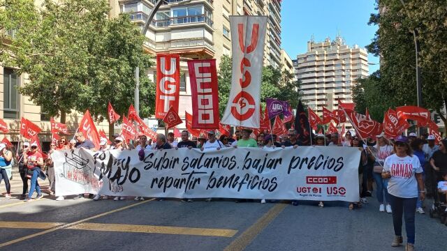 Cabecera de la manifestación convocada en Murcia por CCOO, UGT y USO con motivo del Primero de Mayo
