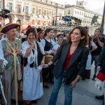 La presidenta de la Comunidad de Madrid, Isabel Díaz Ayuso (d), asiste a la recreación histórica de la defensa del cuartel de Monteleón, a cargo de la Asociación Histórico-Cultural de Voluntarios de Madrid, dentro de los actos de celebración de las fiestas del 2 de Mayo, este lunes en la madrileña Puerta del Sol.