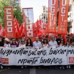 Cabecera de la manifestación convocada por los sindicatos CCOO y UGT-PV para celebrar el Día Internacional de los Trabajadores, bajo el lema "Subir salarios, bajar precios y repartir beneficios", este lunes en Valencia