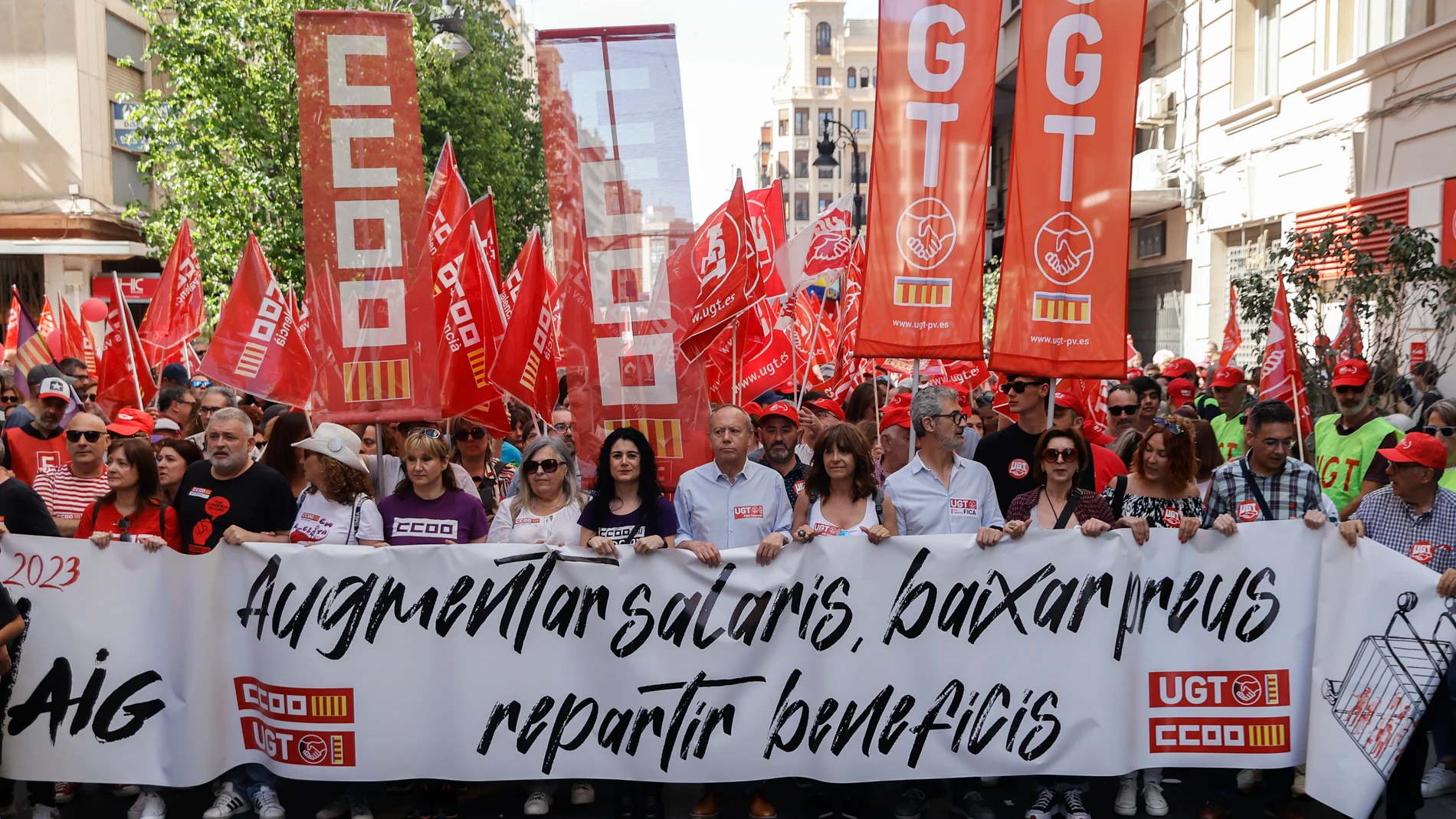 Cabecera de la manifestación convocada por los sindicatos CCOO y UGT-PV para celebrar el Día Internacional de los Trabajadores, bajo el lema "Subir salarios, bajar precios y repartir beneficios", este lunes en Valencia