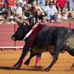 El diestro Manuel Escribano clava las banderillas a su primer toro, de la ganadería de Miura, en la decimoquinta corrida de abono de la Feria de Abril esta tarde en la plaza de la Real Maestranza de Sevilla.