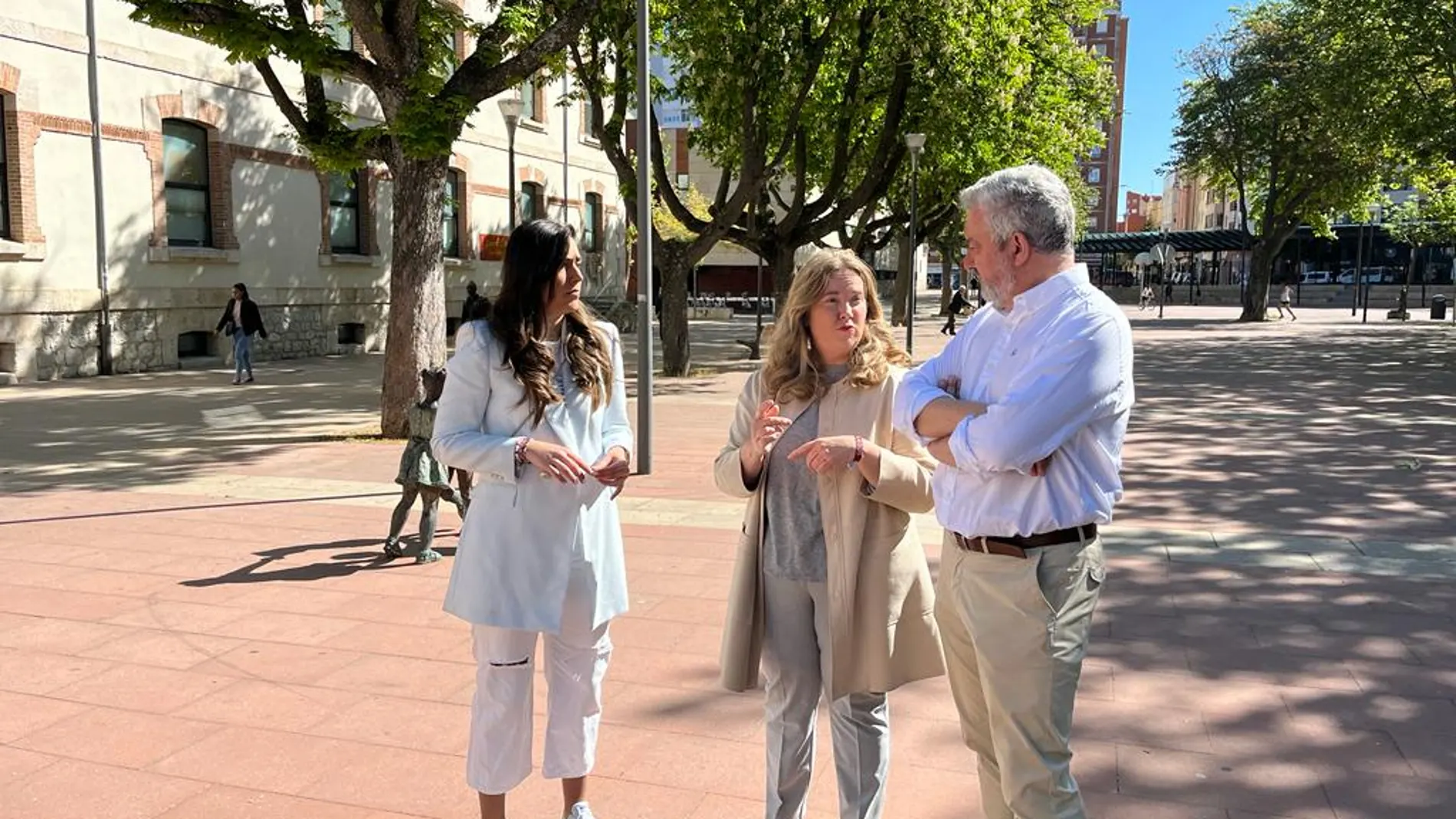 La candidata del PP al Ayuntamiento de Burgos, Cristina Ayala, acompañada de los números cinco y nueve de su candidatura, Andrea Ballesteros y Carlos Niño