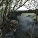 Soldados ucranianos atacan posiciones rusas cerca de la asediada ciudad de Bajmut