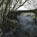 Soldados ucranianos atacan posiciones rusas cerca de la asediada ciudad de Bajmut