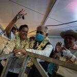 El líder independentista polinesio, Oscar Temaru (en el centro), celebra su victoria electoral