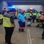 Operarios trabajando en el lugar del accidente