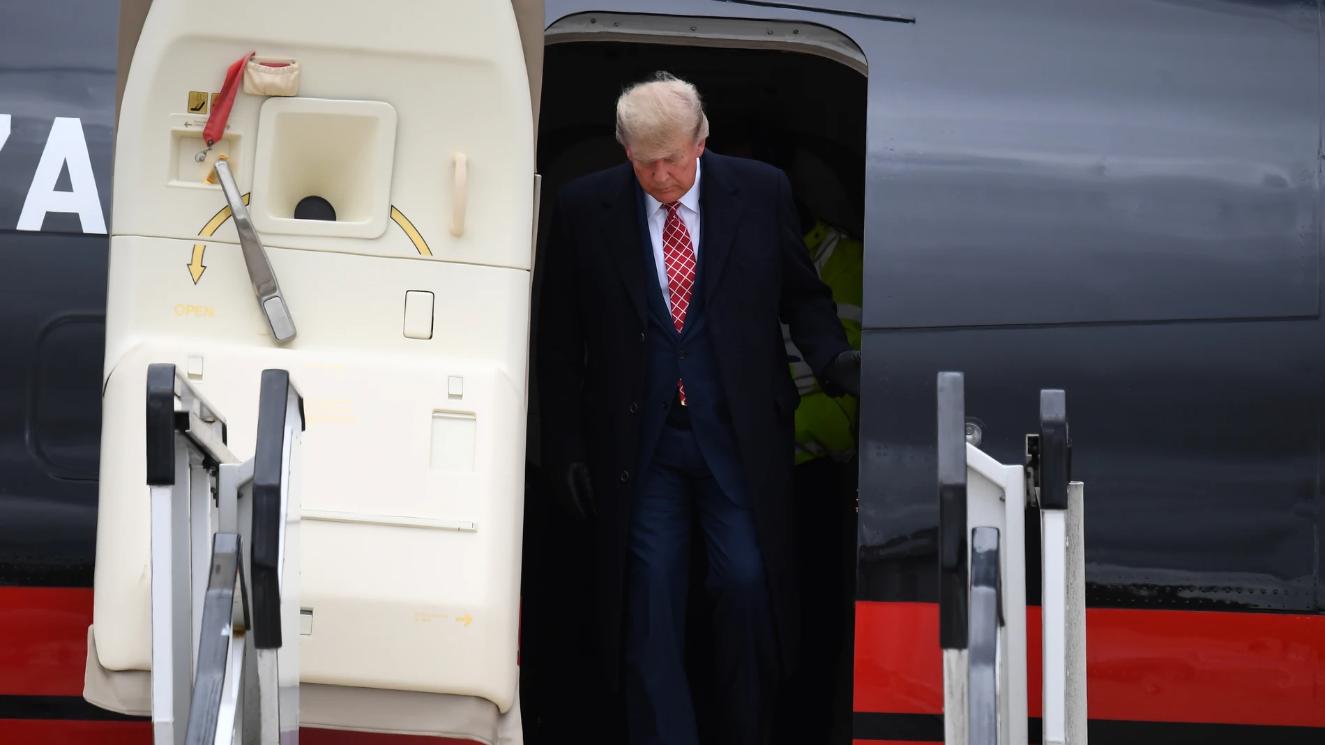 Donald Trump aterriza en Aberdeen en su avión privado Boeing 757 
