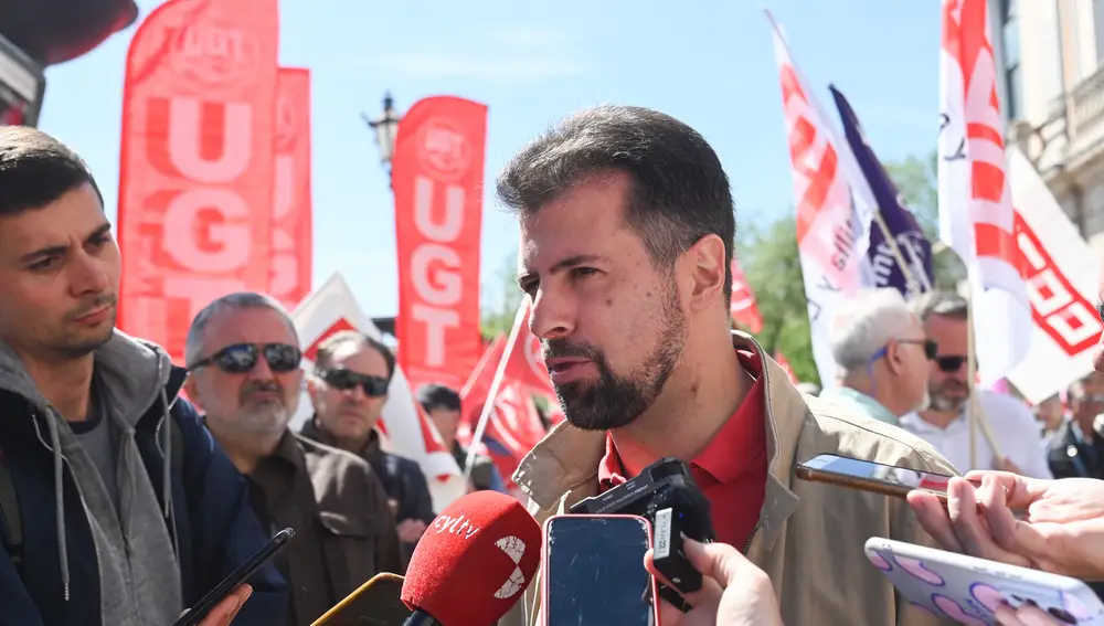 El líder socialista Luis Tudanca atiende a los medios en la manifestación del 1º de Mayo de Burgos