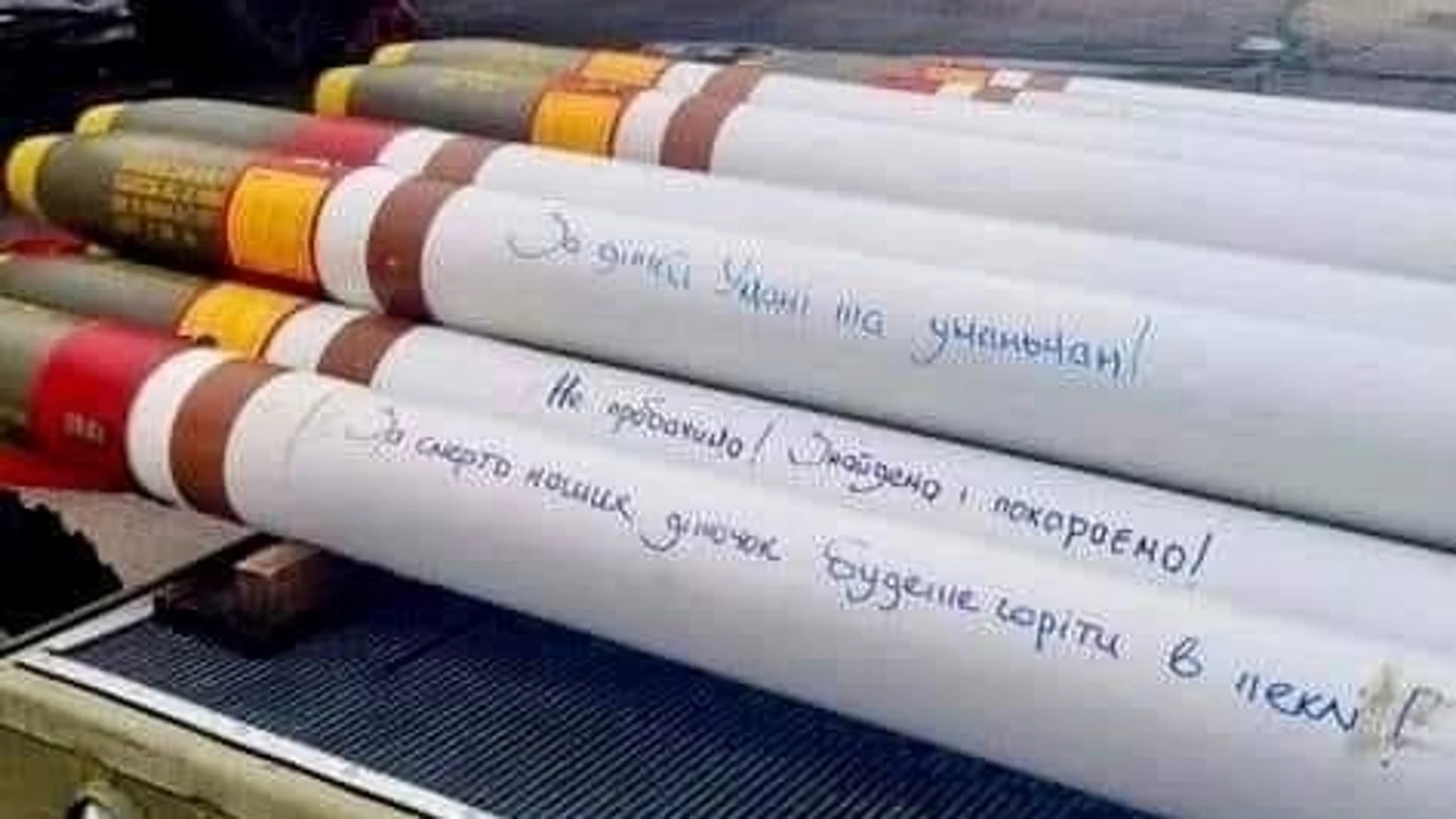 Imagen de los cohetes Zuni, con mensajes escritos por los militares ucranianos