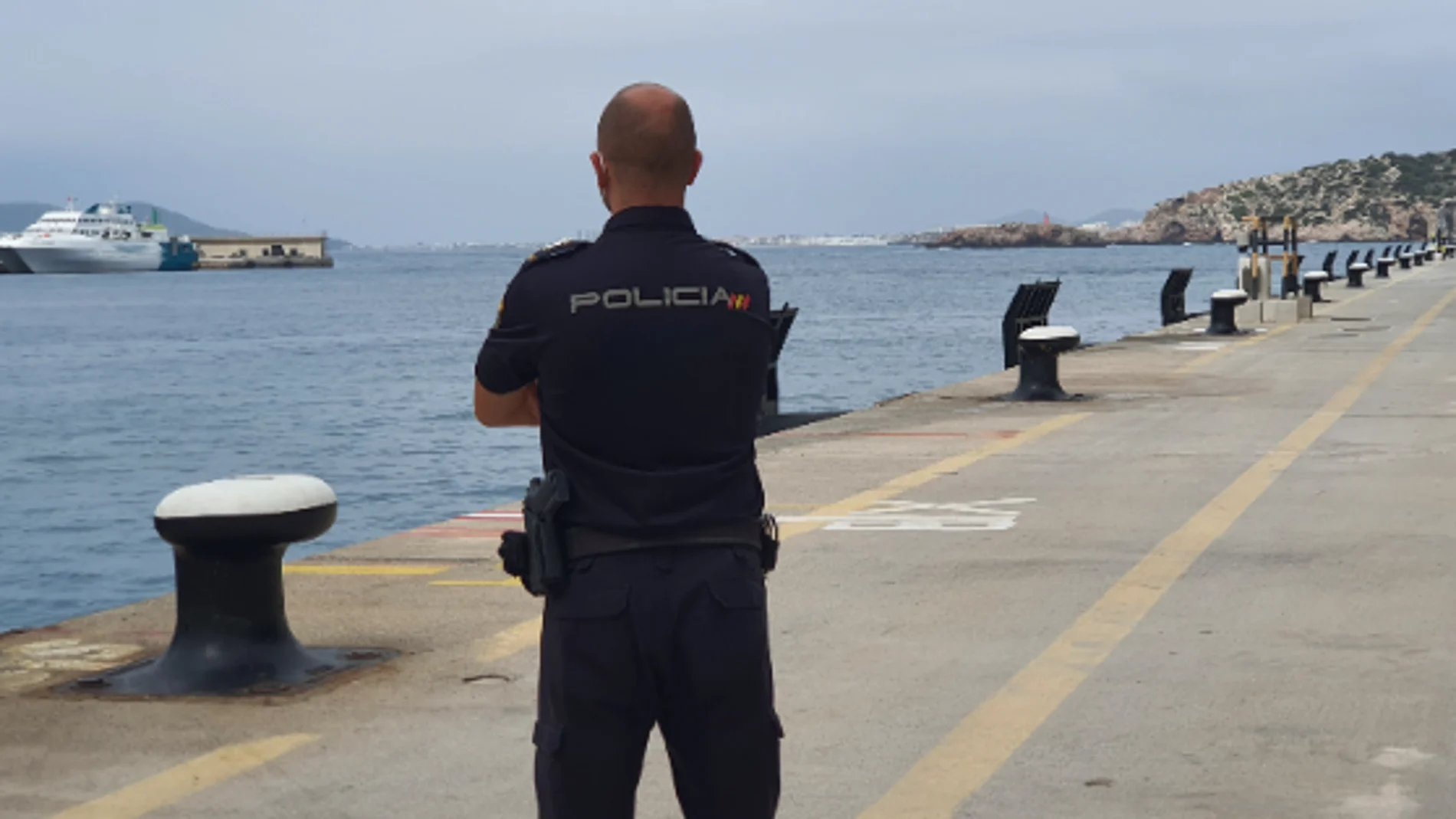 Agente de la Policía Nacional, de vigilancia en el puerto de Palma