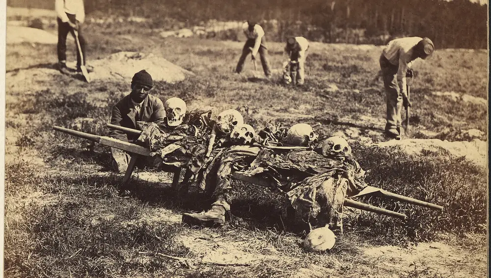 Hombres recogiendo huesos en el campo de la batalla de Cold Harbor, por Alexander Gardener (1821-1882) a partir de un negativo de John Reekie (activo en la década de 1860).
