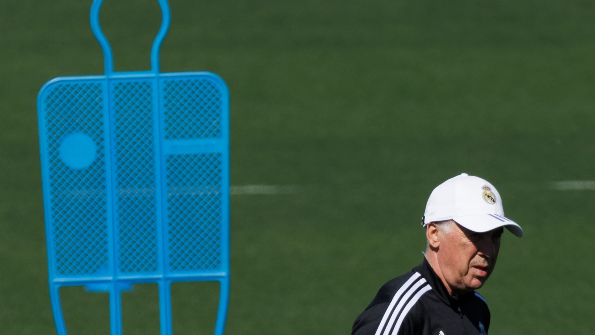 MADRID, 01/05/2023.- El entrenador del Real Madrid, Carlo Ancelotti, durante el entrenamiento del equipo en la Ciudad Deportiva de Valdebebas en Madrid, este lunes, en preparación del partido de LaLiga contra el Real Sociedad, este martes. EFE/Sergio Pérez