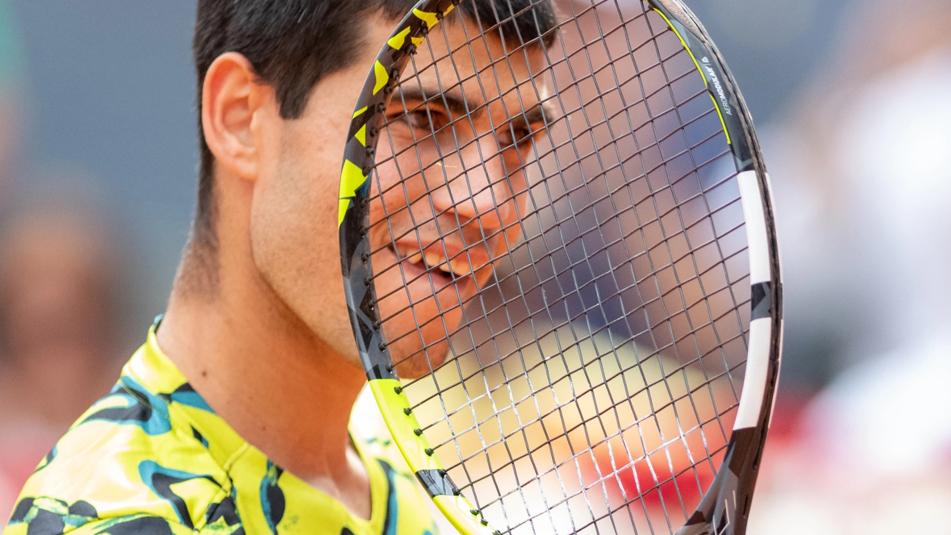 Alcaraz durante su partido contra Zverev en el Mutua Madrid Open, a 02 de mayo de 2023, en Madrid (España).FAMOSOS;TENIS;DEPORTE;MUTUA MADRID OPENJosé Oliva / Europa Press02/05/2023