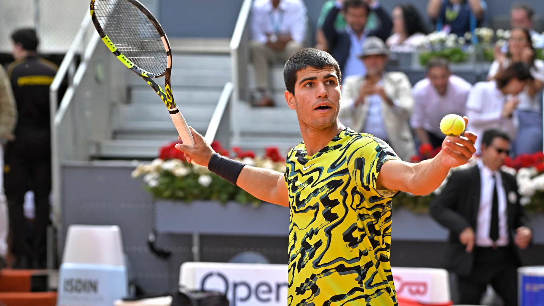 Carlos Alcaraz durante su partido contra Karén Jachánov en los cuartos de final del Mutua Madrid Open de tenis, a 3 de mayo de 2023, en Madrid (España) TENIS;DEPORTE;CAJA MÁGICA;GENTE Francisco Guerra / Europa Press 03/05/2023