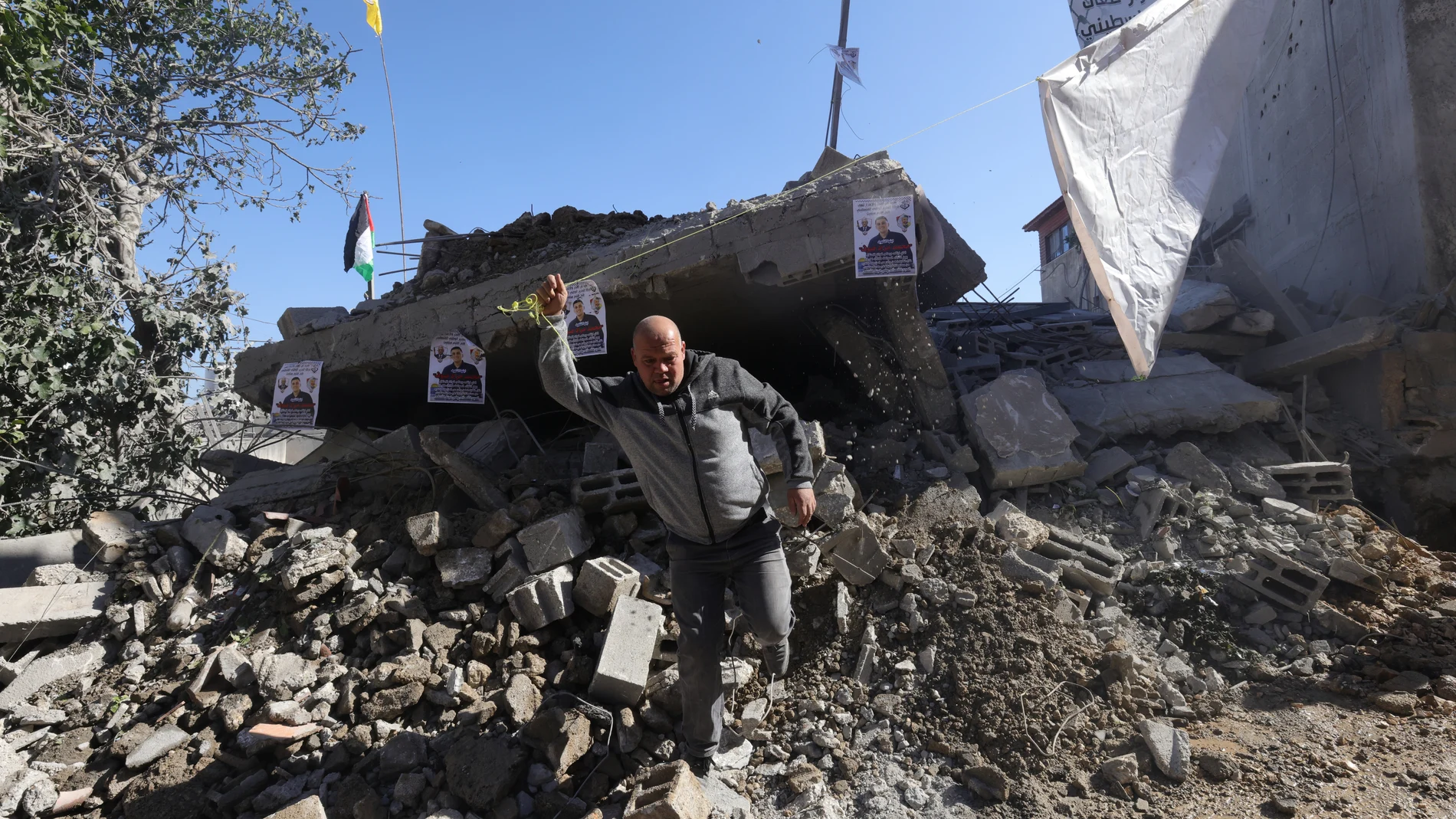 Palestinos revisan daños causados por los bombardeos israelíes en la aldea de Haris (Cisjordania)