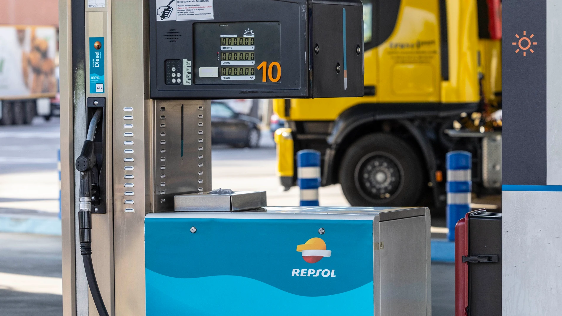 Surtidor de combustible renovable en estación de servicio de Repsol
REPSOL
03/05/2023