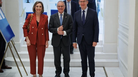 Feijóo presenta al candidato del PP a la presidencia del Principado de Asturias en un desayuno informativo
