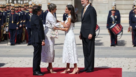 Los Reyes reciben al Presidente de Colombia y la Primera Dama en el Palacio Real