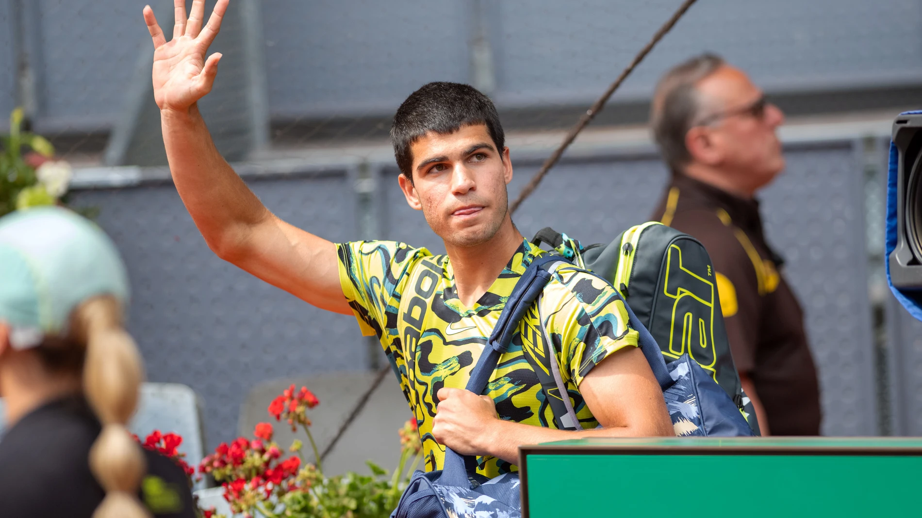 Carlos Alcaraz durante su partido contra Karén Jachánov en los cuartos de final del Mutua Madrid Open de tenis, a 3 de mayo de 2023, en Madrid (España) TENIS;DEPORTE;CAJA MÁGICA;GENTE José Oliva / Europa Press 03/05/2023