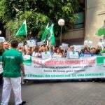 'SOS. Urgencias Hospital Clínico': Enfermeras se concentran "hartas" del "caos" y de tener que "multiplicarse por dos"