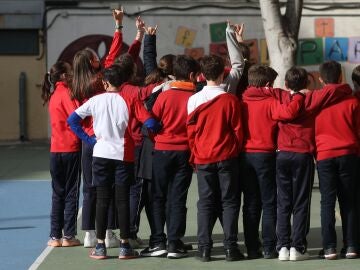 Un grupo de niños en el patio del colegio, en el colegio Blanca de Castilla